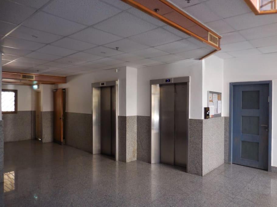 Bel Kikar Hatzmaout, Centre Et *